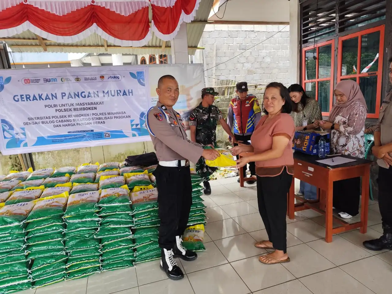 Kapolsek Remboken Bersinergi dengan Bulog Gelar Gerakan Pangan Murah di Kecamatan Remboken